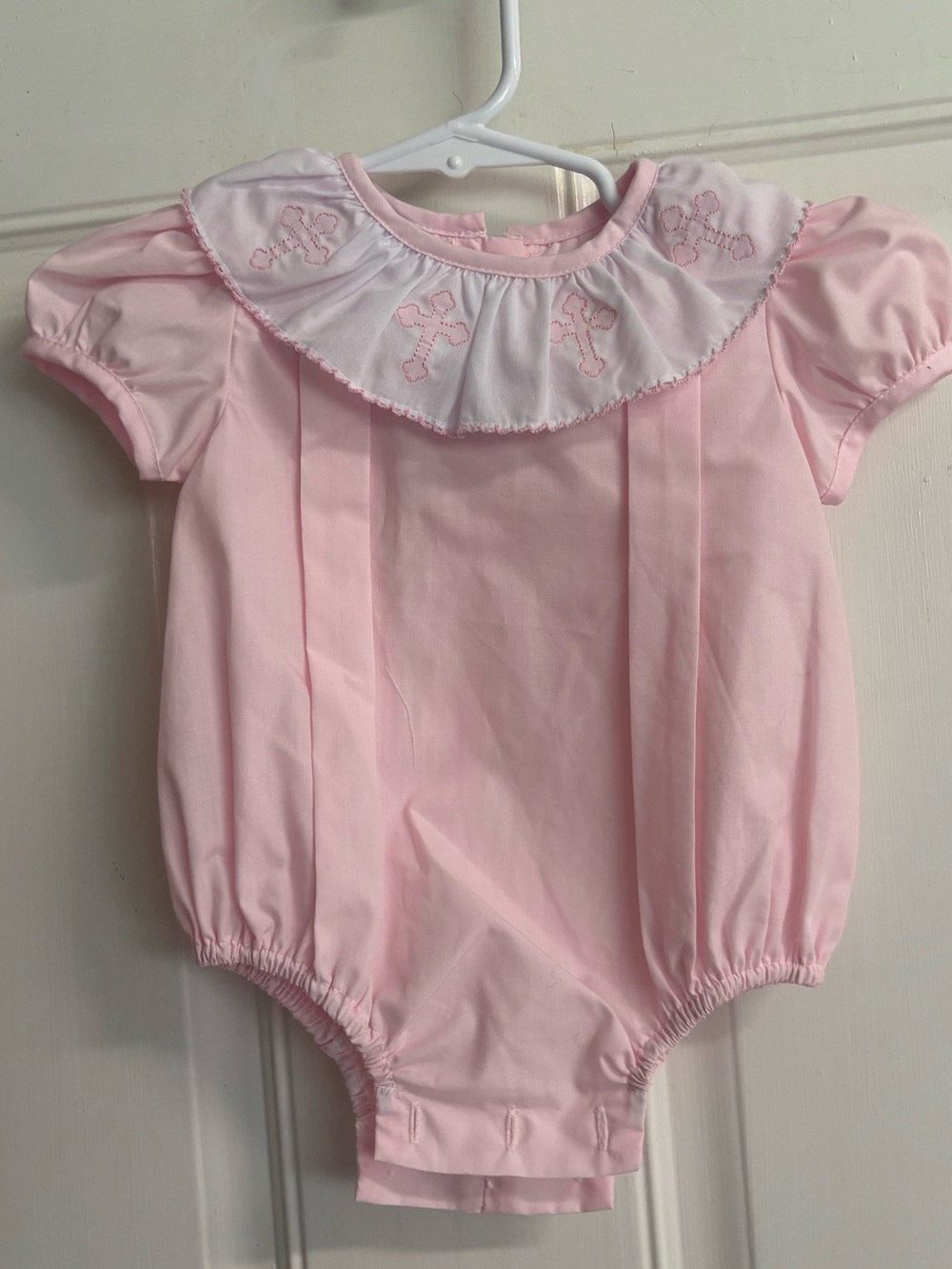 3M Anavini Pink/white Ruffle Collar Embroidered Crosses short sleeve bubble. EUC